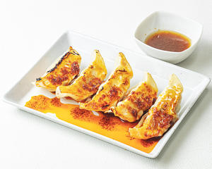 チリソースがけ揚げ餃子(5個入り)fried dumplings in chili sauce.