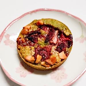 苺とホワイトチョコと抹茶のタルト