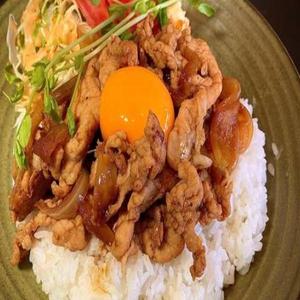 塩麹漬け豚バラのトロ卵照り焼き丼(生野菜・大人気の自家製ポテトサラダ付き)