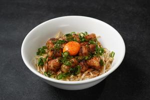 牛トロホルモン丼(辛味噌)