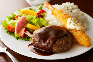 赤ワイン香るデミグラスハンバーグ＆大海老フライプレート