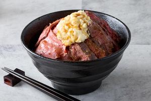 濃厚ローストビーフとハラミ丼「タルビー」 特製タルタルローストビーフ＆牛ハラミの相盛丼 Tartar Roast Beef ＆ Harami Steak Bowl