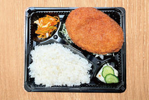 はみ出る肉じゃがコロッケ弁当