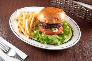 クラシックBURGER(フライドポテト付き)