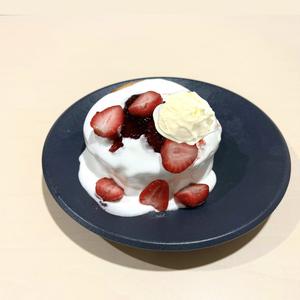 バニラアイスイチゴのパンケーキ
