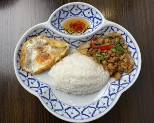 カーオガプラオムー(豚肉バジル炒めご飯)