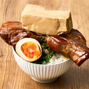 !特特盛300g!豚角丸丼(染み豆腐と半熟煮卵) Extra Butakakumaru Rice Bowl
