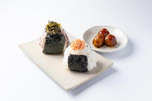 おにぎり2種とお惣菜1種のセット