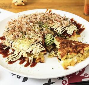牛すじこんにゃくと九条ネギ玉 Beef Tendon Konnyaku and Kujo Onion Okonomiyaki