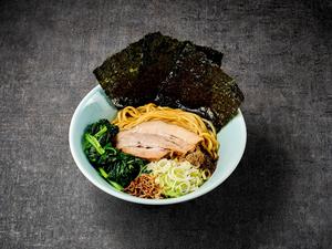 ほうれん草まぜそば(チャーシュー1枚・薬味ネキ・フライドオニオン・魚粉・ホウレン草増し・ノリ3枚)