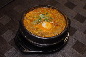 藁焼き鶏の和蕎麦チゲ