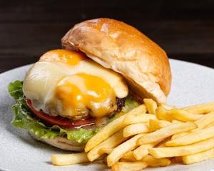 クワトロチーズバーガー QUATTRO CHEESEBURGER