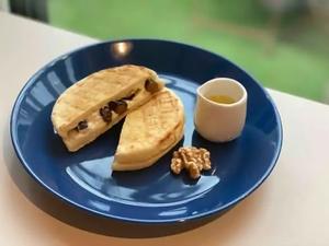 BLACK BEAN, WALNUT AND CREAM CHEESE 黒豆とくるみとクリームチーズのホットサンド