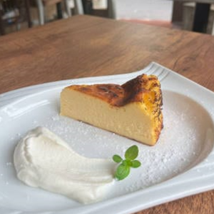 ベイクドチーズケーキ＆ホイップ生クリーム BAKED CHEESE＆HOIPP CREAM