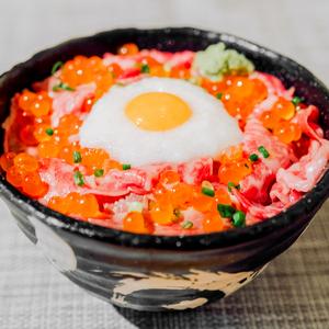 4.炙り牛とろ山かけ月見いくら丼
