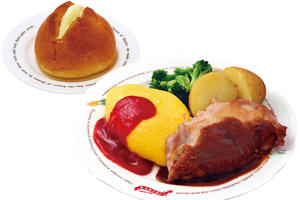 E.ラケルパン付きチキンライスのオムライスとチキンステーキ