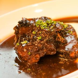 牛ホホ肉の赤ワイン煮込み