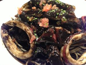 真っ黒イカスミトマトソースパスタ