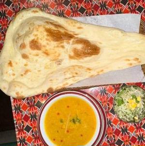 (7)レンズの豆カレー+プレーンナン+サラダ( lentil bean curry+plain naan)
