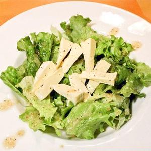 レタスとカマンベールのフレンチサラダ