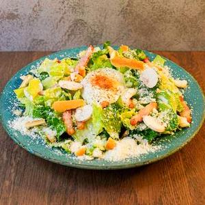 たっぷりチーズと温玉シーザーサラダ