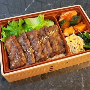 黒毛和牛上カルビ弁当 ～特製焼肉タレ～