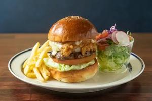 【店主おすすめ】ガーリック味噌バーガー(ポテト付)
