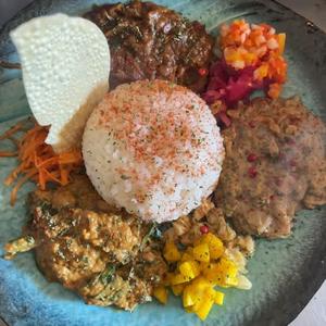 バターチキンカレー&ひよこ豆とほうれん草カレー&アサリと豆乳の和出汁カレーの3種あいがけ