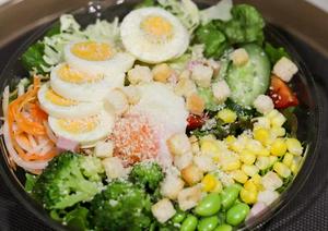 温玉のせシーザーサラダ【Caesar salad with Half boiled egg】