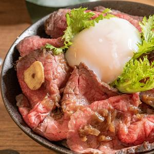 【温玉のせ】北海道 特選神居牛ローストビーフ丼 淡路玉葱のシャリアピンソース