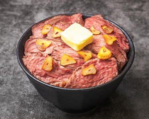 厳選ハラミの赤身丼 にんにくバター和え