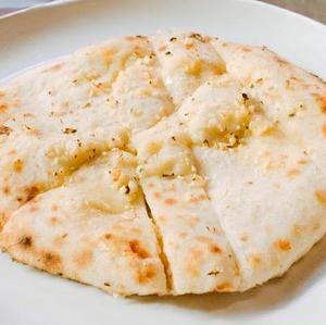 ガーリックチーズナンGarlic Cheese Naan