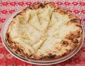 カシミリチーズナン(Kashimiri Cheese Nan)