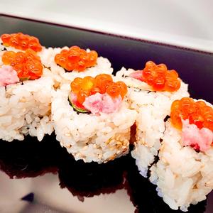 イクラを乗せた鮪の濃厚中落ちと沢庵の裏巻
