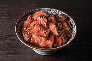 萬牛_ハラミ丼 肉2倍/ つぼ漬け、自家製辛子にんにく付