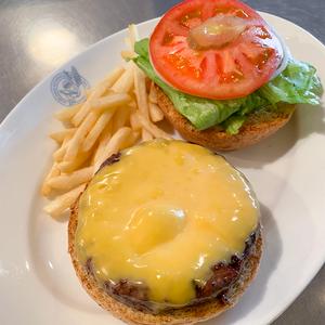 チーズバーガー150g(コールスロー、フレンチフライ付き) ※テイクアウトはフレンチフライのみ付きます※
