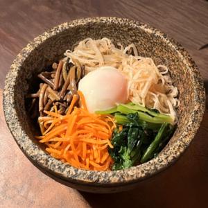 ぷりぷり大トロホルモン付き自家製コチュジャンと野菜たっぷり5種類のナムルビビンバ