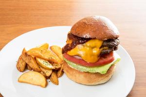 ハンバーガーの王様ダブルチーズバーガー(フライドポテト付き)