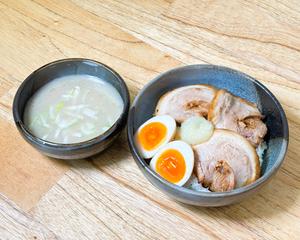炙りチャーシュー丼・濃厚豚骨汁セット(チャーシュー3枚、味玉1個、にんにく、豚骨汁)