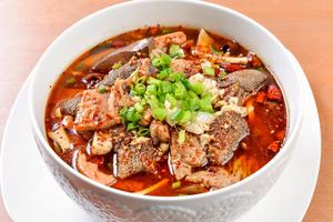 四川風のホルモン・鴨の血・センマイなどのピリ辛煮込み【毛血旺】