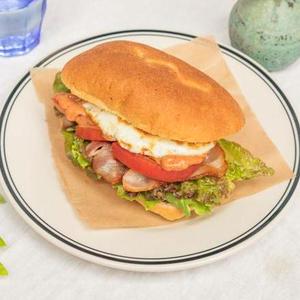B,L,T,E(ベーコン,レタス,トマト,エッグ)withコールスローBLTE(Bacon,Lettuce,Tomato＆Egg)withColeslaw