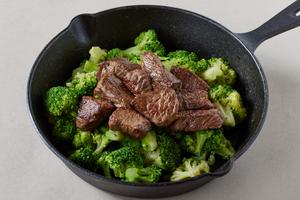 赤身カットステーキ100gとブロッコリー200g Lean Cut Steak ＆ Broccoli