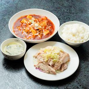 麻婆豆腐 and 蒸し鶏弁当