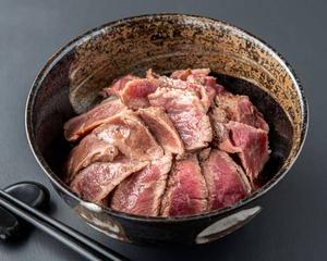 厳選した肩ロースの赤身丼(並)Khata Rose (M)