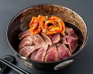 キムチをのせた肩ロースの赤身丼(並)Khata Rose (M) with Kimchi