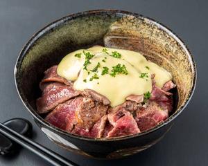 チーズをのせた肩ロースの赤身丼(並)Khata Rose (M) with Cheese