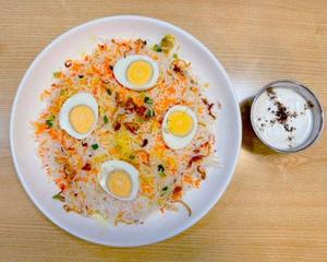 エッグムグライビリヤニ【M】(ライタまたはミニカレー付き)/Egg Mughlai Biryani【M】 (with Raita or Curry)