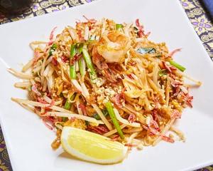 パッタイ(タイ風焼きそば桜エビ入り) Pad Thai (Thai Fried Noodles with Sakura Shrimp)