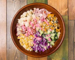 ベーコンとチーズの相性抜群ピンクシーザーサラダ