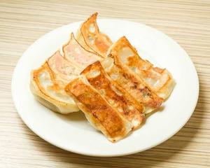 豚肉焼き餃子4ヶと牛肉棒餃子4ヶ盛り合わせ